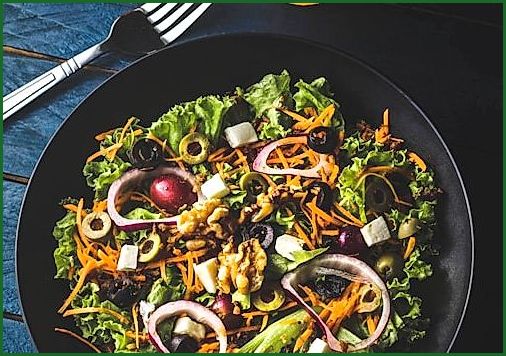Ensalada saludable con ingredientes mexicanos